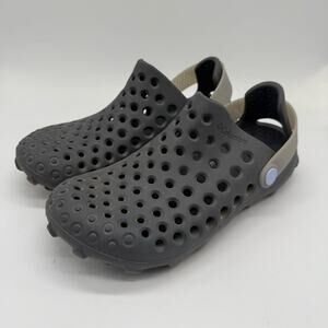 Columbia, Creeksider Gray and Tan Water Shoes. Size 9. Excellent condition!